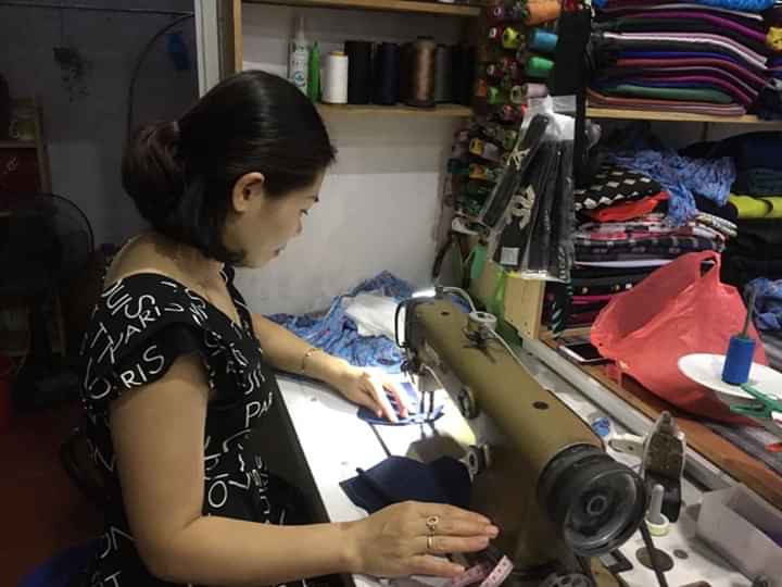 Những người bà, người chị cần mẫn may từng chiếc khẩu trang ủng hộ cộng đồng