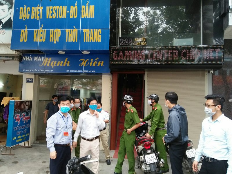 Chủ tịch UBND quận Nguyễn Văn Phiệt tặng khẩu trang tới đảng viên TDP 31 phường Vĩnh Niệm