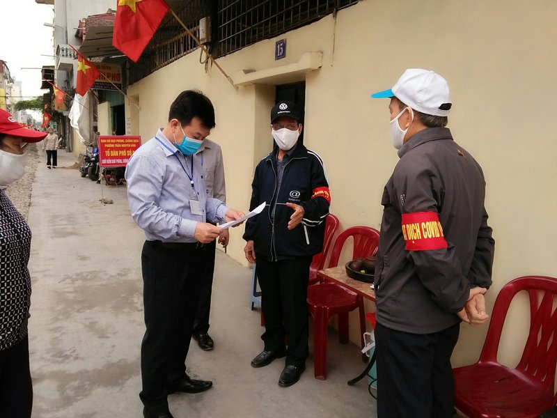 Chủ tịch UBND quận Nguyễn Văn Phiệt tặng khẩu trang tới đảng viên TDP 31 phường Vĩnh Niệm