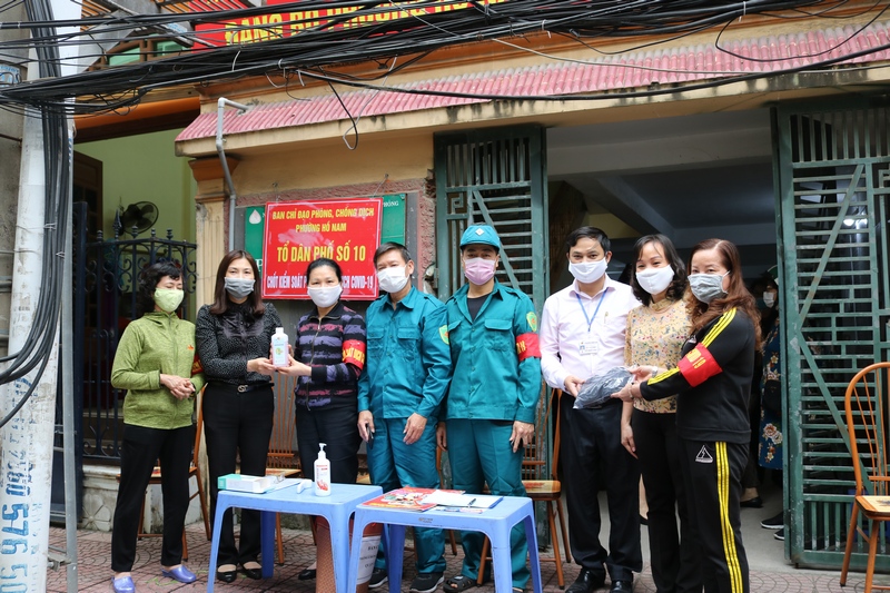 BCĐ phòng chống dịch Covid 19 phường trao khẩu trang và nước rửa tay sát khuẩn tại TDP số 9