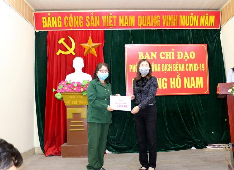 Bí thư Đảng ủy phường tiếp nhận ủng hộ của người dân