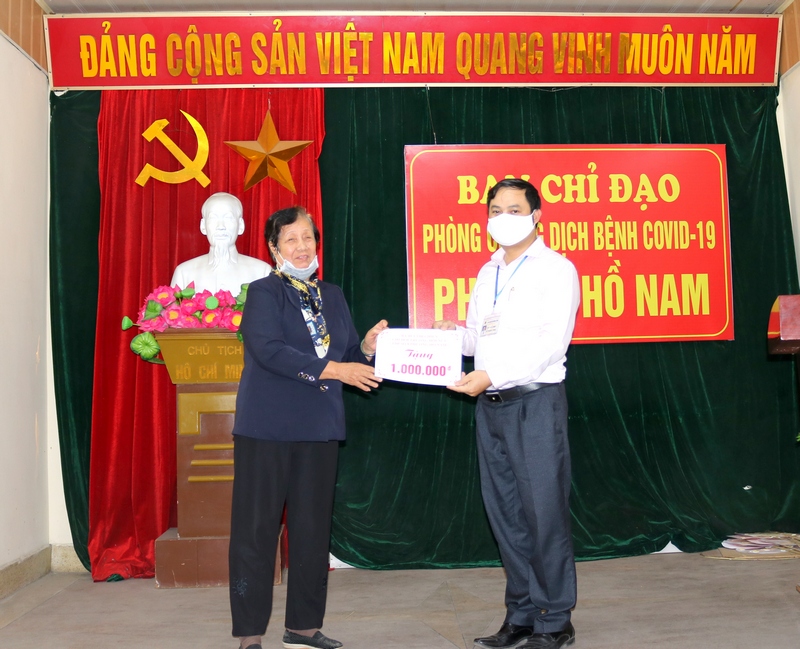 Chủ tịch UBND phường Lê Ngọc Phú tiếp nhận ủng hộ từ người dân
