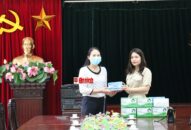 Trao tặng 15 hộp khẩu trang QQ8839 Đăng ký, Tải app tới UBND phường sau khi nhận thức được hành vi đăng tin sai sự thật trên Facebook