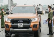 Gặp chốt kiểm soát, nhiều tài xế phải quay đầu xe vì dịch Covid-19