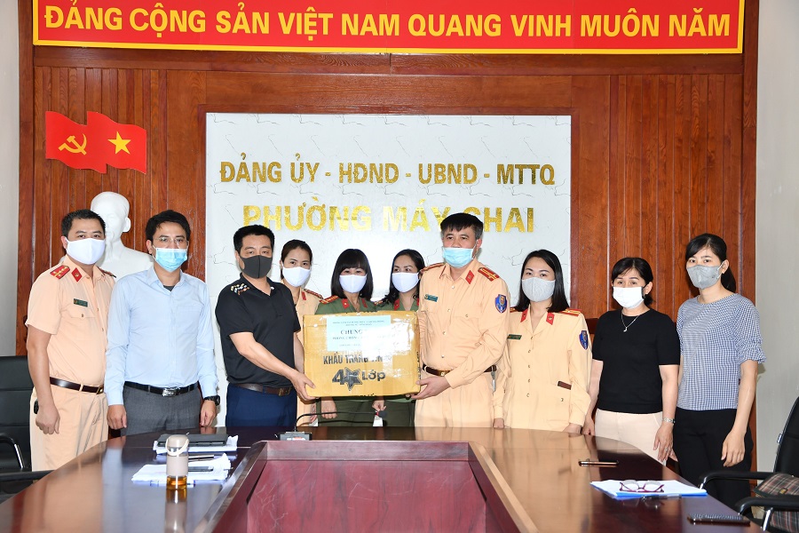 Đại diện Hội phụ nữ CATP, Công Đoàn CATP và lãnh đạo phòng Cảnh sát đường thủy trao tặng 1000 khẩu trang Đại diện Hội phụ nữ CATP, Công Đoàn CATP và lãnh đạo phòng Cảnh sát đường thủy trao tặng 1000 khẩu trang