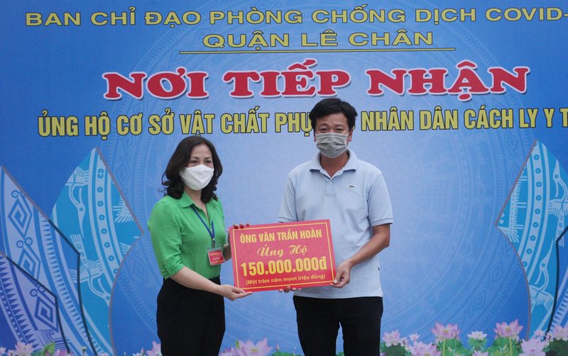 Chủ tịch UB MTTQ VN quận Lê Chân Nguyễn Minh Phương tiếp nhận kinh phí ủng hộ