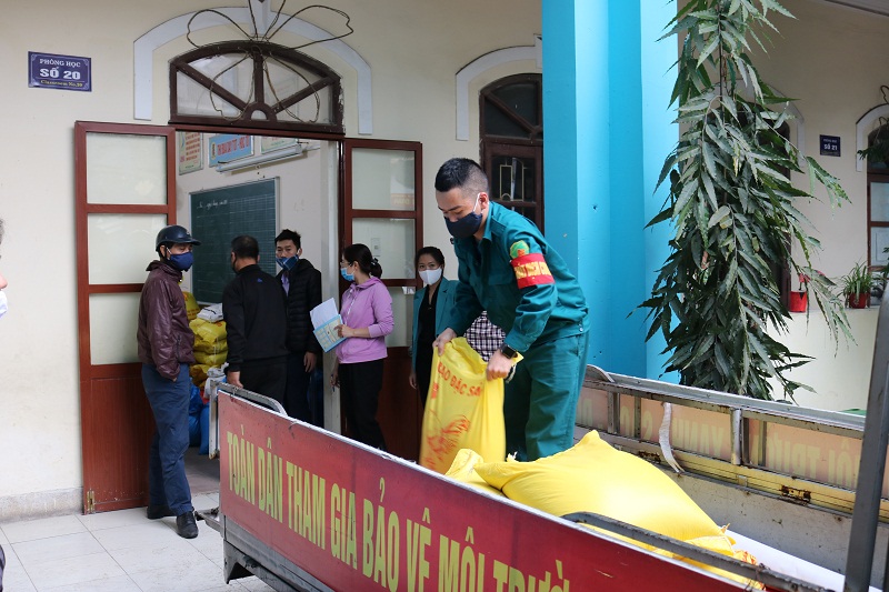 Các phường vận chuyển về địa phương để phát đến từng hộ dân