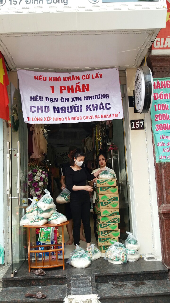 Điểm phát quà miễn phí tại phố Đình Đông