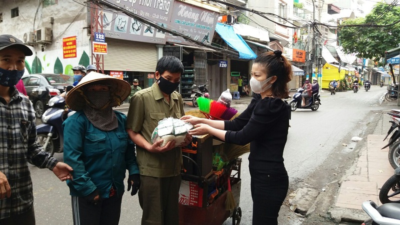 Nhiều người có hoàn cảnh khó khăn được nhận quà