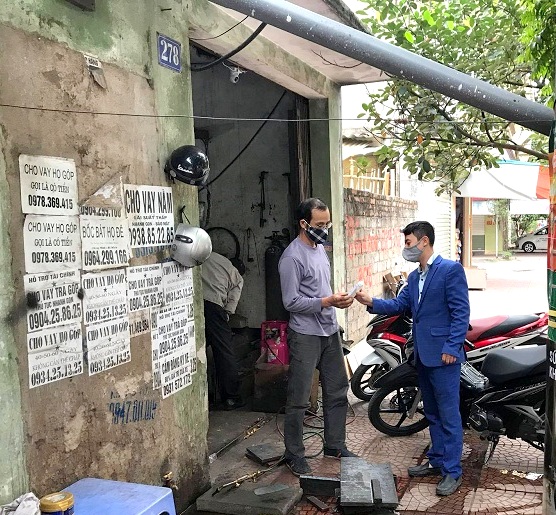 ĐVTN tặng nước sát khuẩn tới tận tay người dân