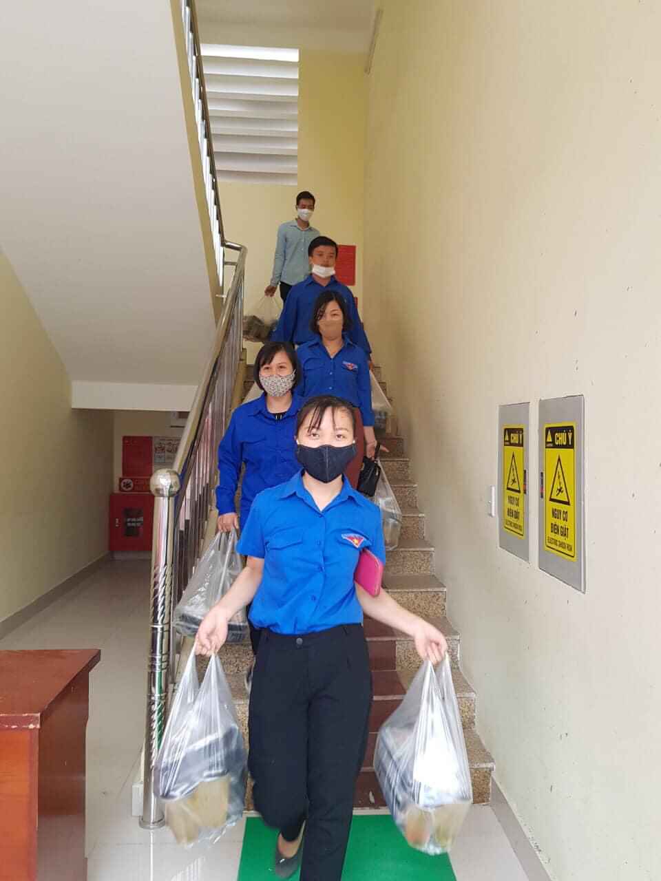 ĐVTN quận Lê Chân mang cơm đến các phòng tại Khu cách ly tập trung của thành phố tại Trường ĐH Quản lý và công nghệ HP
