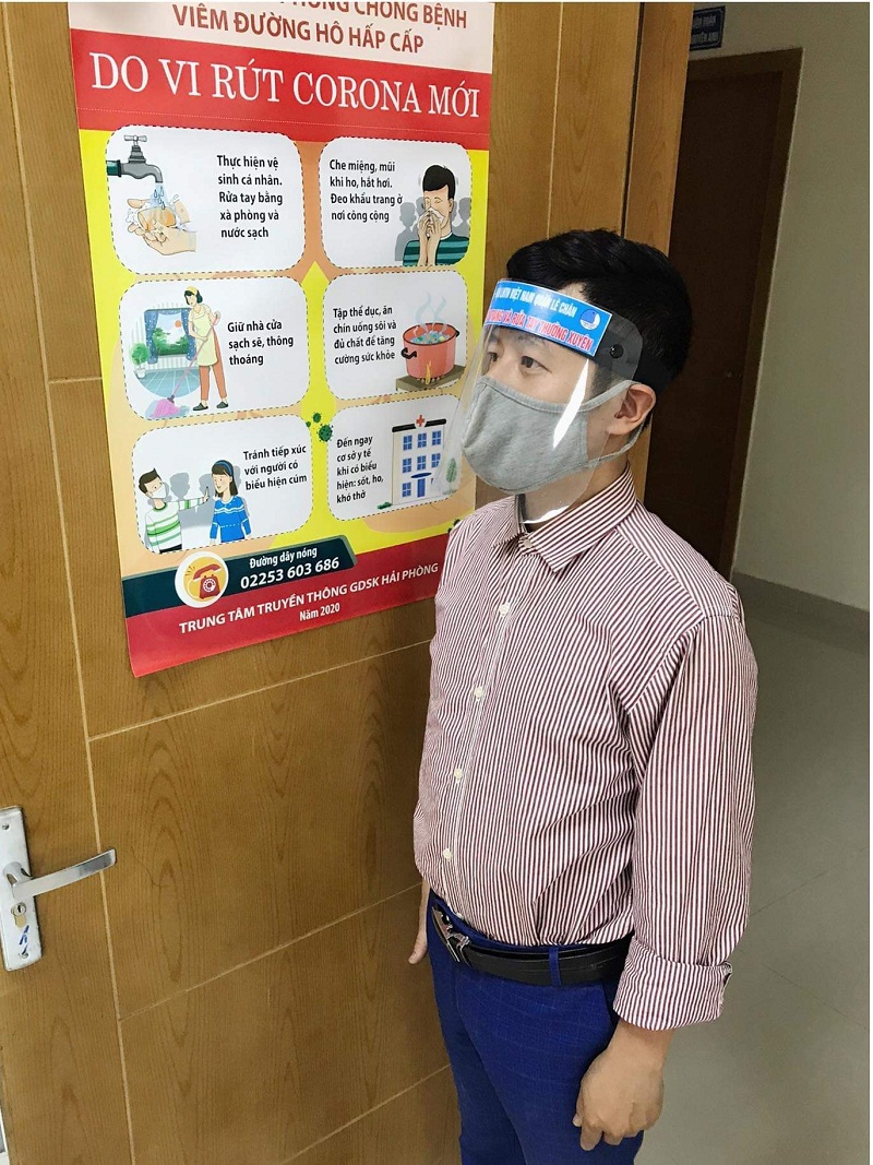 ĐVTN quận Lê Chân tự sáng chế mặt nạ chống giọt bắn tặng các thành viên Chốt kiểm soát dịch Covid