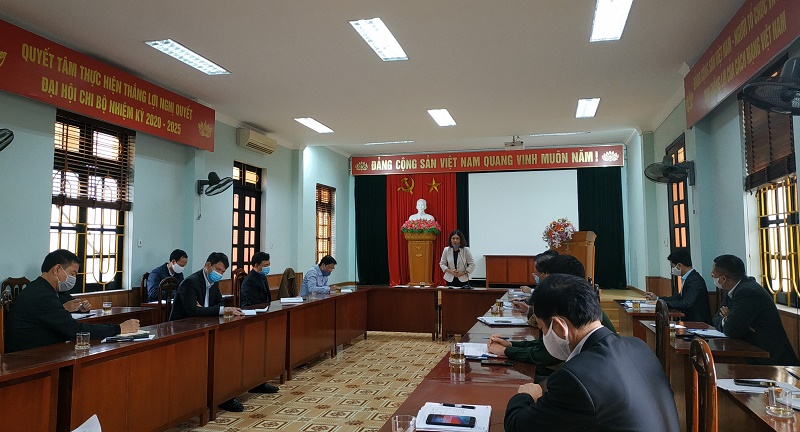 Đồng chí Bí thư Quận ủy, chủ tịch HĐND quận phát biểu tại cuộc họp giao ban sáng 6-4
