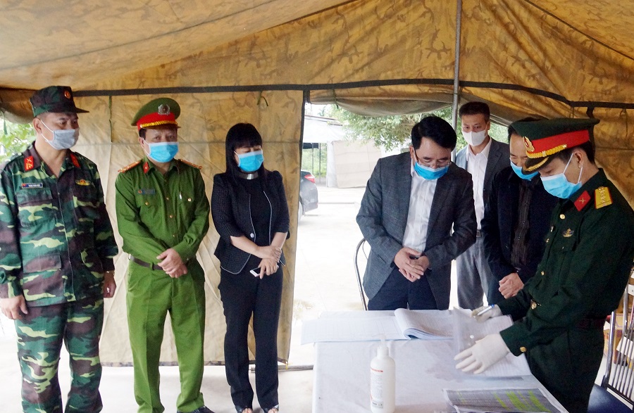 Phó chủ tịch UBND thành phố Lê Khắc Nam kiểm tra công tác phòng chống dịch bệnh tại trạm kiểm soát cầu Khuể. Phó chủ tịch UBND thành phố Lê Khắc Nam kiểm tra công tác phòng chống dịch bệnh tại trạm kiểm soát cầu Khuể.