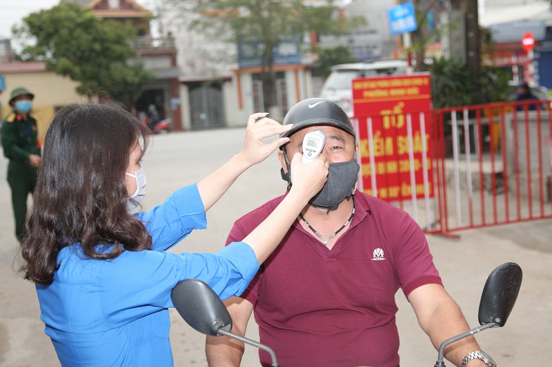 Đoàn thanh niên quận Đồ Sơn kiểm tra thân nhiệt người dân tại các chốt kiểm soát, phòng, chống dịch Covid -19 trên địa bàn