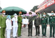 Giám đốc QQ8894 casino trực tuyến thành phố thăm, tặng quà các chốt  kiểm soát phòng chống dịch Covid 19