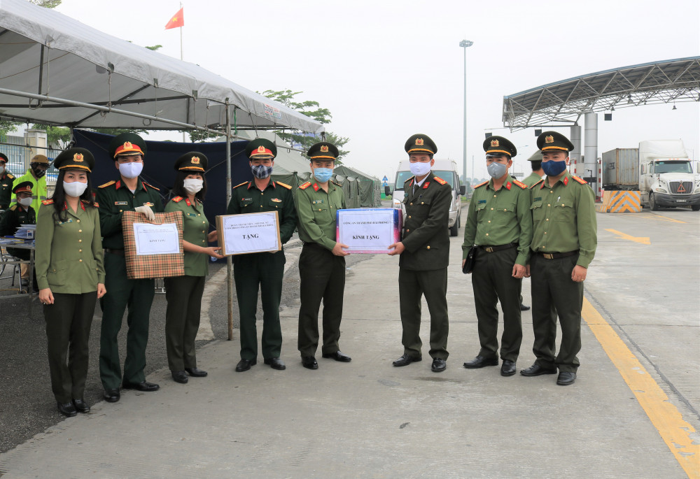 Thượng tá Lê Trung Sơn – Phó Giám đốc CATP cùng đoàn công tác thăm, tặng quà tại Chốt số 6 – Trạm thu phí cáo tốc Hà Nội – QQ8839 nhà cái, quận Dương Kinh