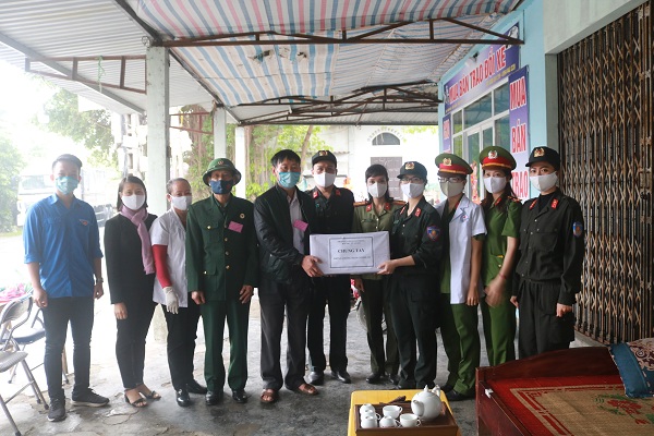 Thiếu tá Đồng Văn Mười – Phó Trưởng phòng PK02 và Thiếu tá Vũ Thị Mai – Phó Chủ tịch Hội Phụ nữ CATP tham gia tặng khẩu trang, dung dịch sát khuẩn cho BCĐ phòng chống dịch tại thôn Văn Hòa, xã Hữu Bằng (huyện Kiến Thụy)