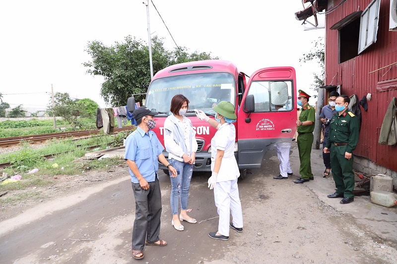 Các lực lượng phối hợp làm nhiệm vụ tại chốt số 1 đặt tại trạm thu phí quốc lộ 5, huyện An Dương