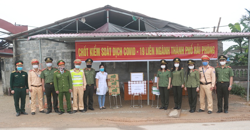 Đoàn công tác thăm, tặng quà CBCS, các lực lượng làm nhiệm vụ tại chốt chân Cầu Hóa