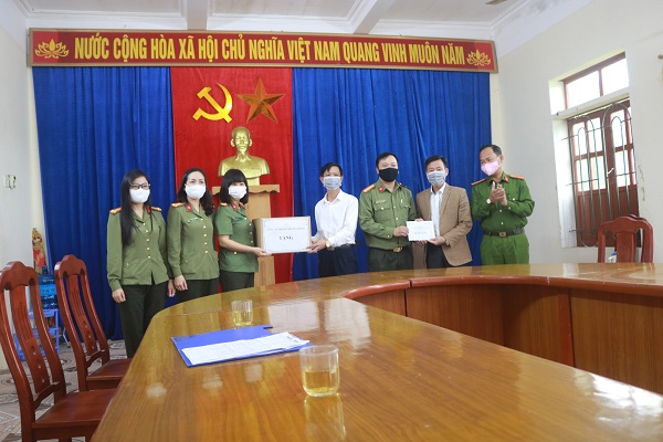 Đoàn công tác thăm, tặng quà UBND xã Đồng Minh, huyện Vĩnh Bảo