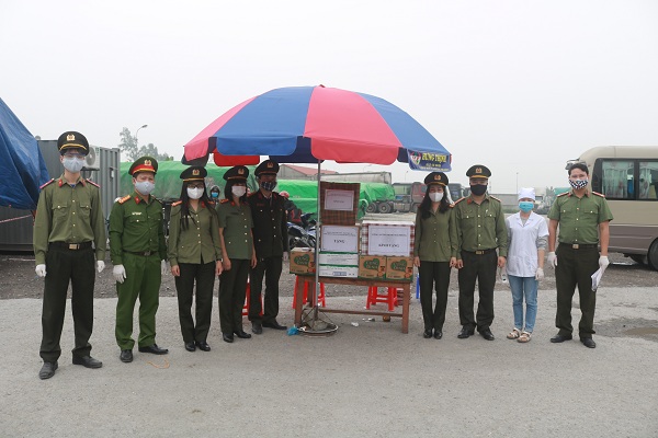 Đoàn công tác thăm, tặng quà CBCS, các lực lượng làm nhiệm vụ tại chốt chân Cầu Nghìn