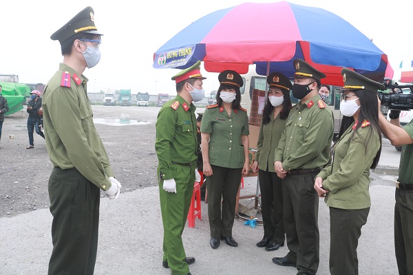 Đoàn công tác thăm, tặng quà CBCS, các lực lượng làm nhiệm vụ tại chốt chân Cầu Nghìn