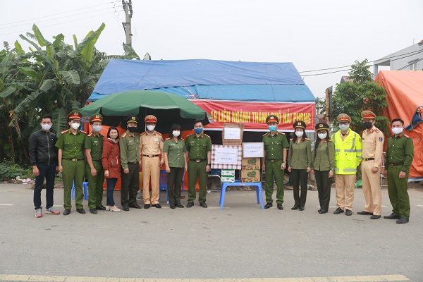 Đoàn công tác thăm, tặng quà CBCS, các lực lượng làm nhiệm vụ tại chốt chân cầu Tranh