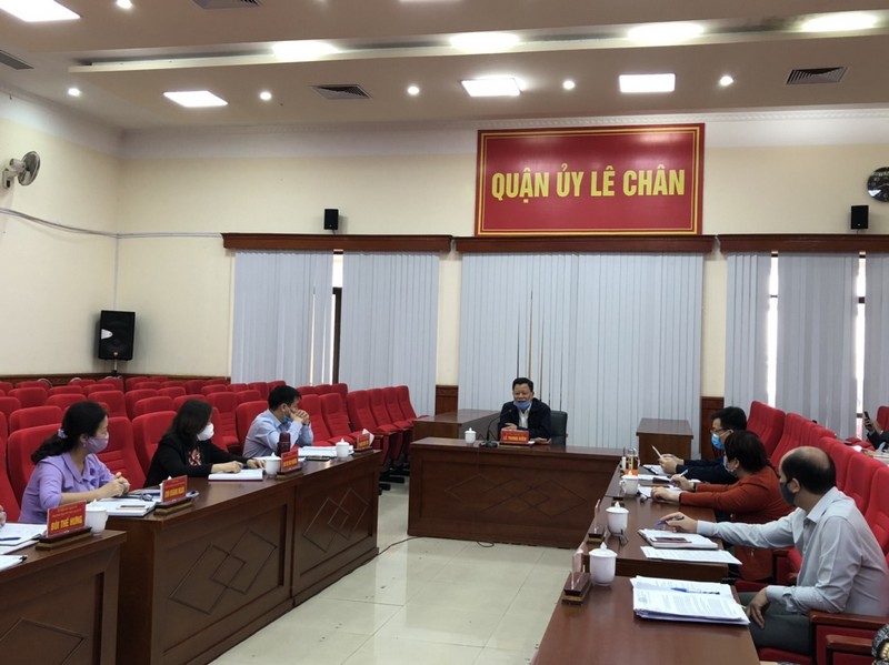 Bí thư quận ủy Lê Chân Lê Trung Kiên kiểm tra công tác phòng dịch tại Bộ phận một cửa UBND quận