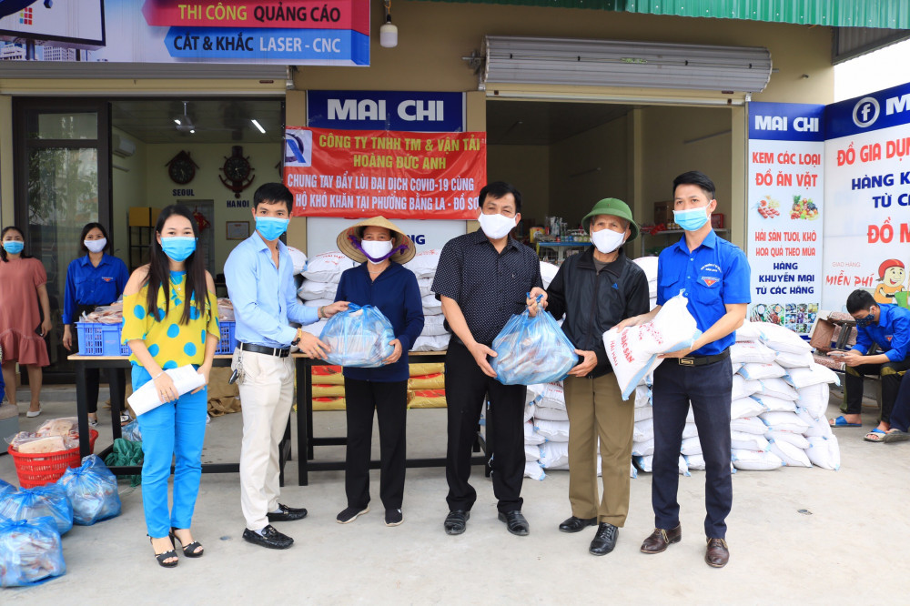 Những phần quà nhỏ bé được trao đi với hy vọng phần nào chia sẻ khó khăn với các hộ gia đình đang chịu ảnh hưởng của dịch Covid-19