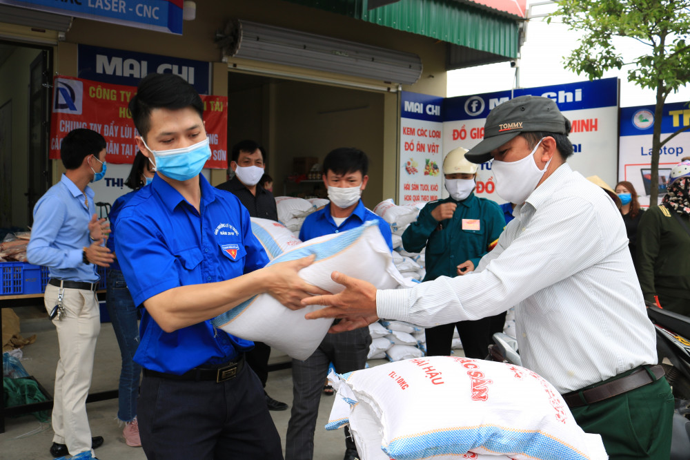 Đoàn viên thanh niên phường Bàng La hỗ trợ các nhà tài trợ chuyển quà đến các hộ gia đình