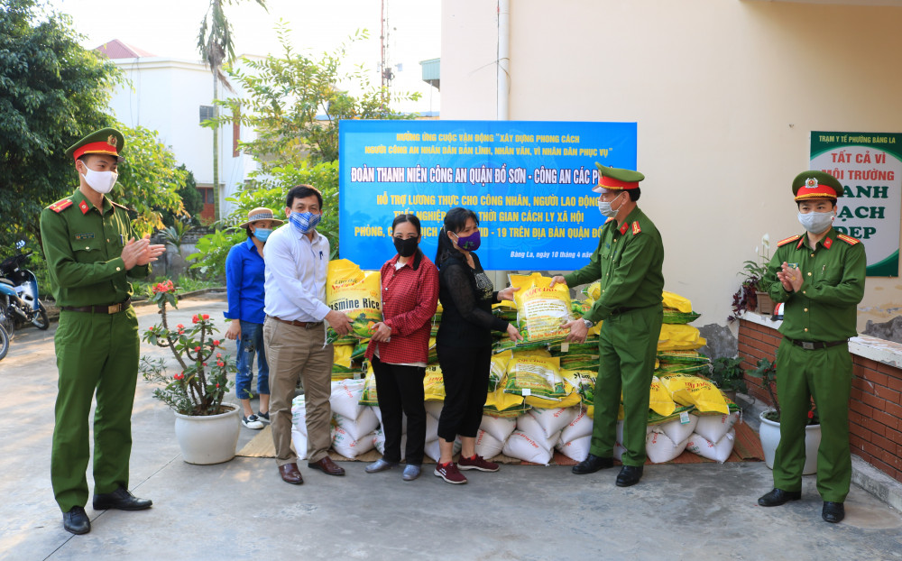 Đại tá Trần Tiến Quang – Trưởng CAQ Đồ Sơn cùng lãnh đạo phường Bàng La trao quà hỗ trợ cho công nhân, người QQ8839 bắn cá, đá gà, game bài trên địa bàn