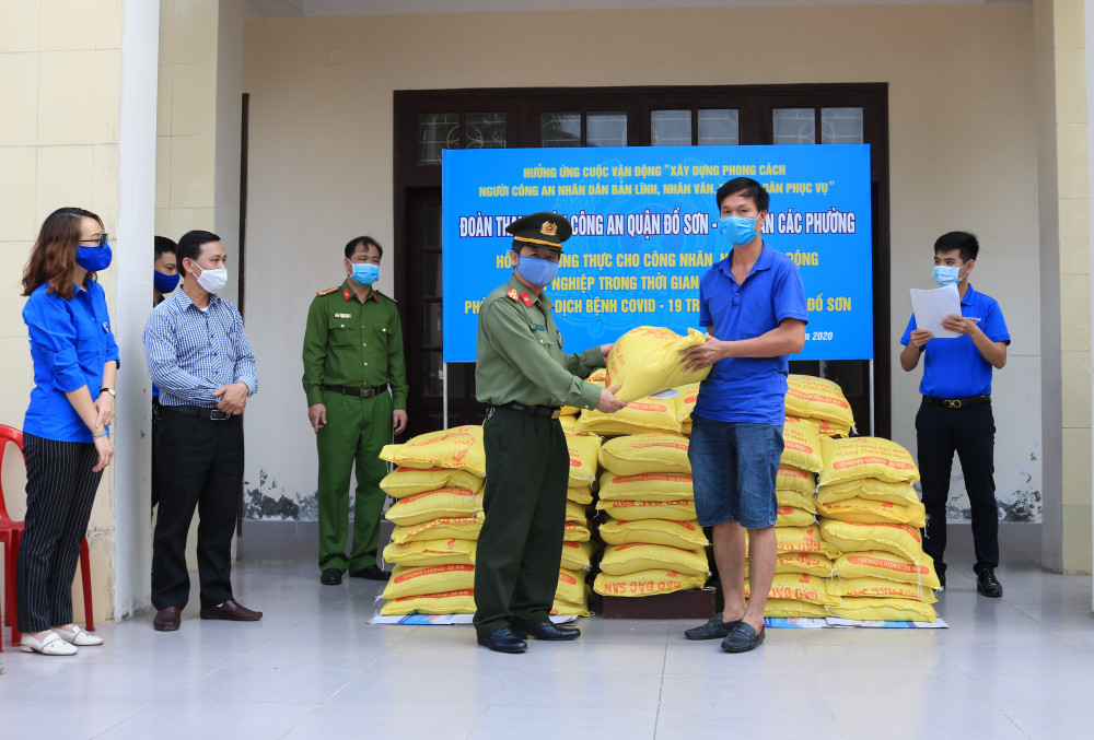 Thượng tá Nguyễn Xuân Đài – Phó Trưởng CAQ Đồ Sơn trao quà hỗ trợ người QQ8839 bắn cá, đá gà, game bài tại phường Hải Sơn, quận Đồ Sơn