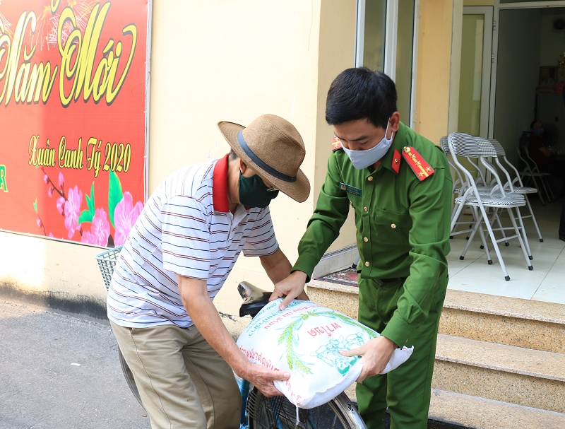 Món quà tuy nhỏ nhưng chứa đựng giá trị tinh thần sâu sắc, qua đó Đổi quà QQ88 hình ảnh người chiến sỹ CAND bản lĩnh, nhân văn, vì Đăng Nhập QQ88.COM | Link Trang Chủ QQ888 phục vụ