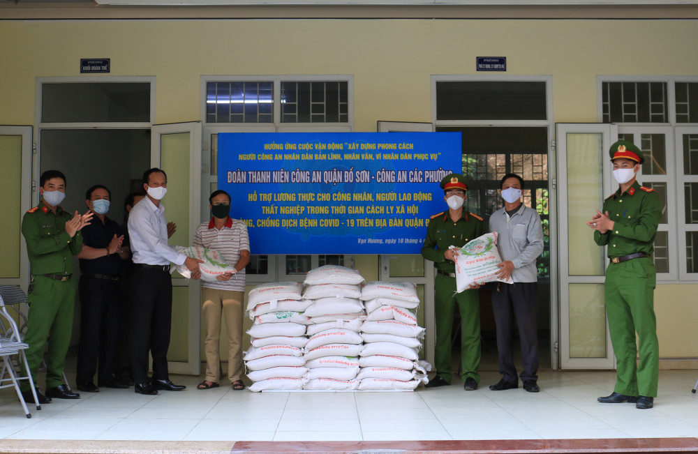 Thiếu tá Nguyễn Trần Luyến – Phó Trưởng CAQ Đồ Sơn cùng lãnh đạo phường Vạn Hương trao quà hỗ trợ cho công nhân, người QQ8839 bắn cá, đá gà, game bài trên địa bàn