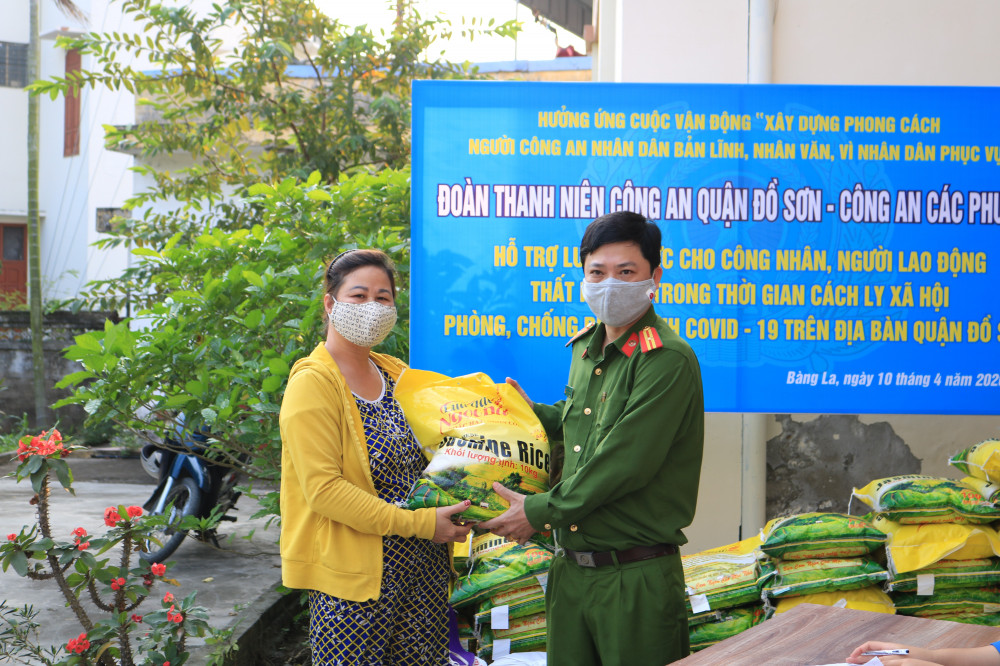 Những phần quà được các CBCS CAQ Đồ Sơn trao tận tay đến người dân