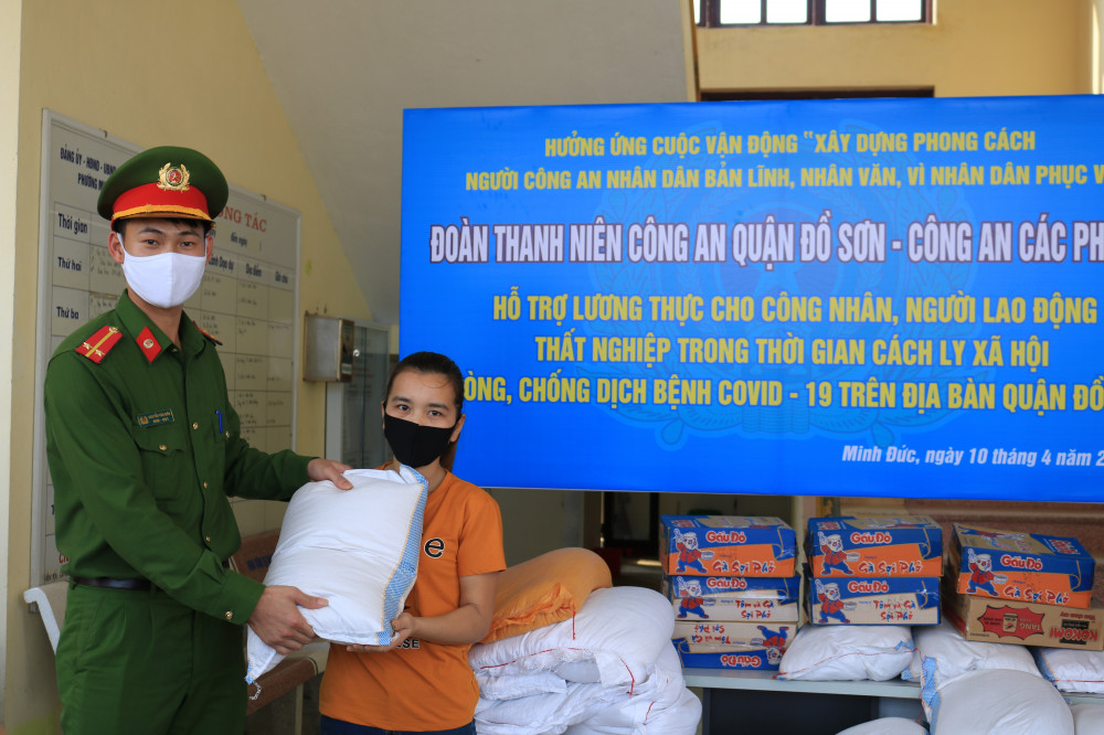Đại diện đoàn thanh niên CAQ Đồ Sơn trao quà tặng các công nhân, người QQ8839 bắn cá, đá gà, game bài không có việc làm do ảnh hưởng của dịch Covid-19 tại phường Minh Đức