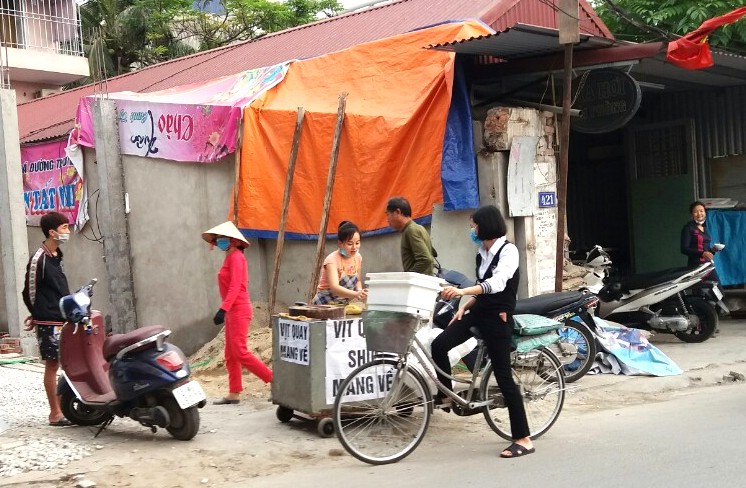 Người bán hàng không đeo khẩu trang khi nói chuyện với khách