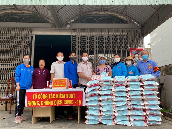 Chi đoàn Kha Lâm 5 phối hợp với tổ kiểm soát phòng chống dịch Covid – 19 tặng gạo cho các hộ khó khăn, người cao tuổi trên địa bàn TDP