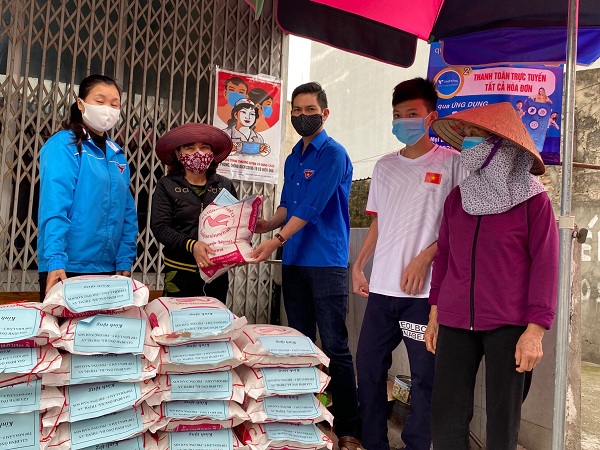 Kha Lâm 5 phối hợp với tổ kiểm soát phòng chống dịch Covid – 19 tặng gạo cho các hộ khó khăn, người cao tuổi trên địa bàn TDP