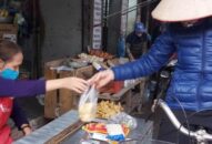 QQ8839 nhà cái: Nữ cựu chiến binh tặng 600 quả trứng cho chốt chống dịch Covid-19