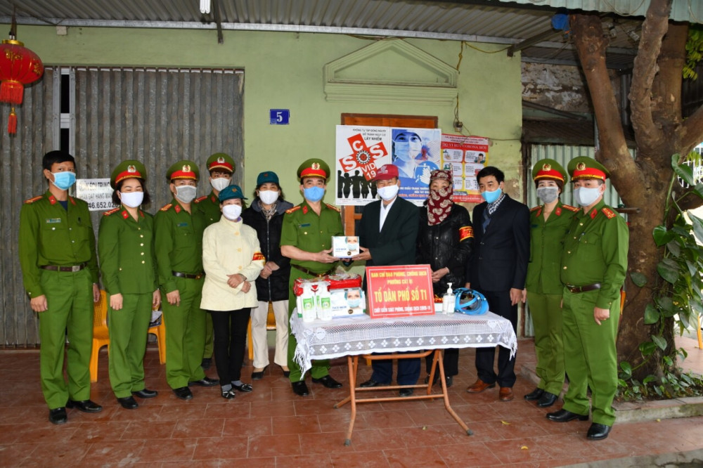 Thượng tá Nguyễn Thanh Lộc - Trưởng phòng PC 10 cùng đoàn công tác tặng quà tới các chốt kiểm soát dịch Covid – 19 trên địa bàn phường Cát Bi