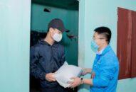 Trao tặng gạo 40 thanh niên công nhân