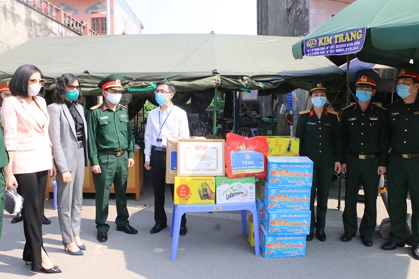 Đồng chí Đào Phú Thùy Dương – Bí thư Thành đoàn trao Bằng khen, tặng quà cho các lực lượng đang làm nhiệm vụ tại chốt Qúy Cao