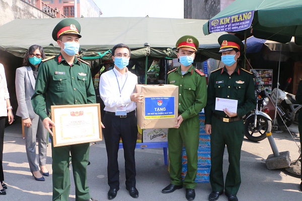 Đồng chí Đào Phú Thùy Dương – Bí thư Thành đoàn trao Bằng khen, tặng quà cho các lực lượng đang làm nhiệm vụ tại chốt Qúy Cao