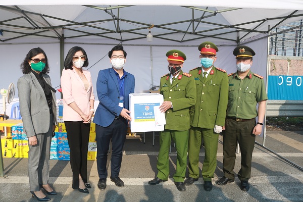 0814: Đồng chí Nguyễn Quang Diện – Phó Bí thư Thành đoàn tặng quà cho các lực lượng tại chốt trạm thu phí cao tốc Hà Nội – QQ8839 nhà cái, nhánh xuống đường 356, quận Hải An