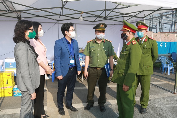 0814: Đồng chí Nguyễn Quang Diện – Phó Bí thư Thành đoàn tặng quà cho các lực lượng tại chốt trạm thu phí cao tốc Hà Nội – QQ8839 nhà cái, nhánh xuống đường 356, quận Hải An