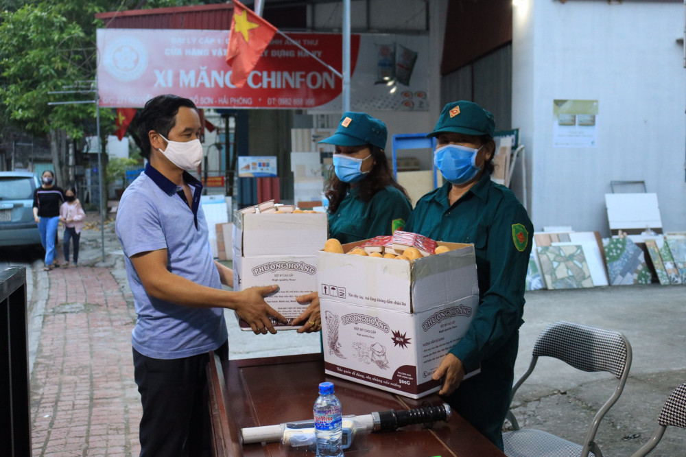 Anh Nguyễn Văn Tấn trao bánh mỳ tặng chốt kiểm soát dịch bệnh Tổ dân phố Ngọc Sơn, phường Ngọc Xuyên