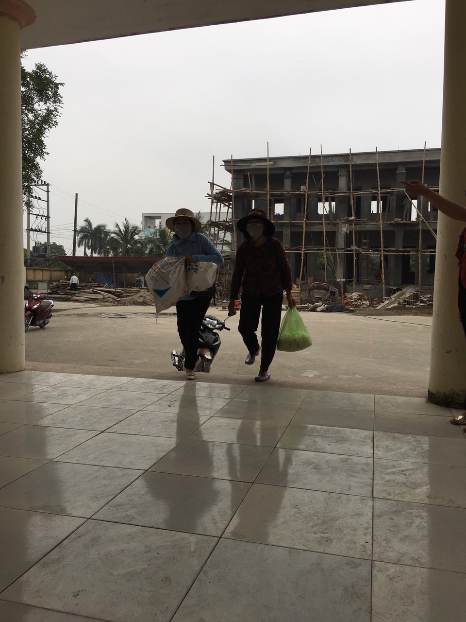 Cụ Phạm Thị Mính cùng con cháu mang tiền và gạo đến ủng hộ Ban chỉ đạo phòng chống dịch xã 