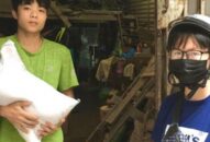 QQ8839 nhà cái: Cặp vợ chồng Việt kiều phát 3 tấn gạo từ thiện cho người nghèo